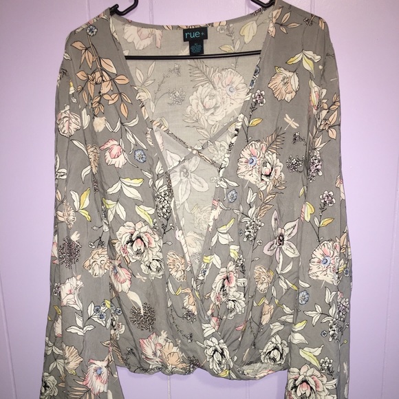 Rue21 Tops - Cute flowy shirt